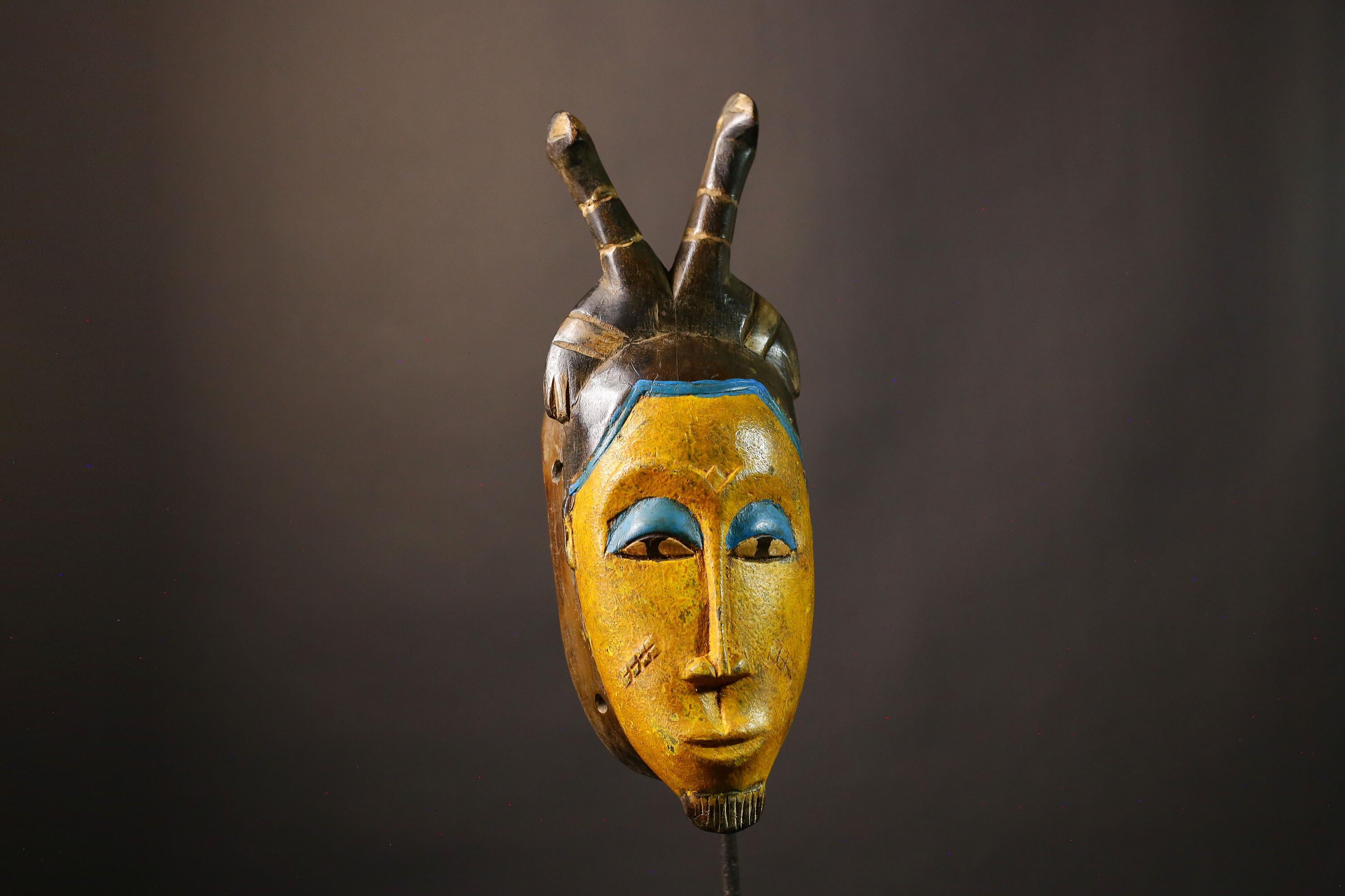 African Hand-Carved Tribal Masks Unique Guro Baule Face Wall Decor Authentic Wood Craft Exquisite Home Accent Cultural Heritage Piece-G3619