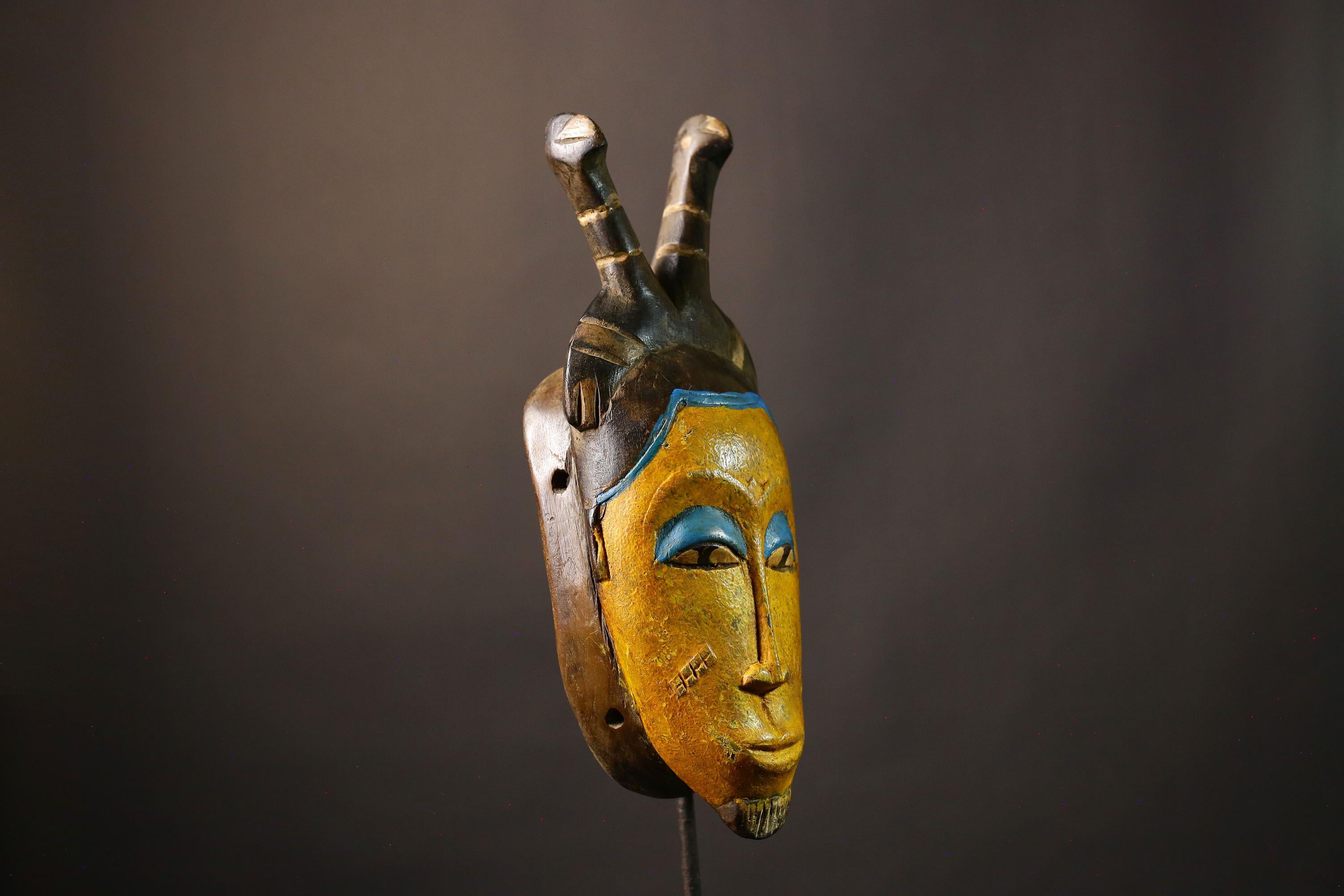 African Hand-Carved Tribal Masks Unique Guro Baule Face Wall Decor Authentic Wood Craft Exquisite Home Accent Cultural Heritage Piece-G3619