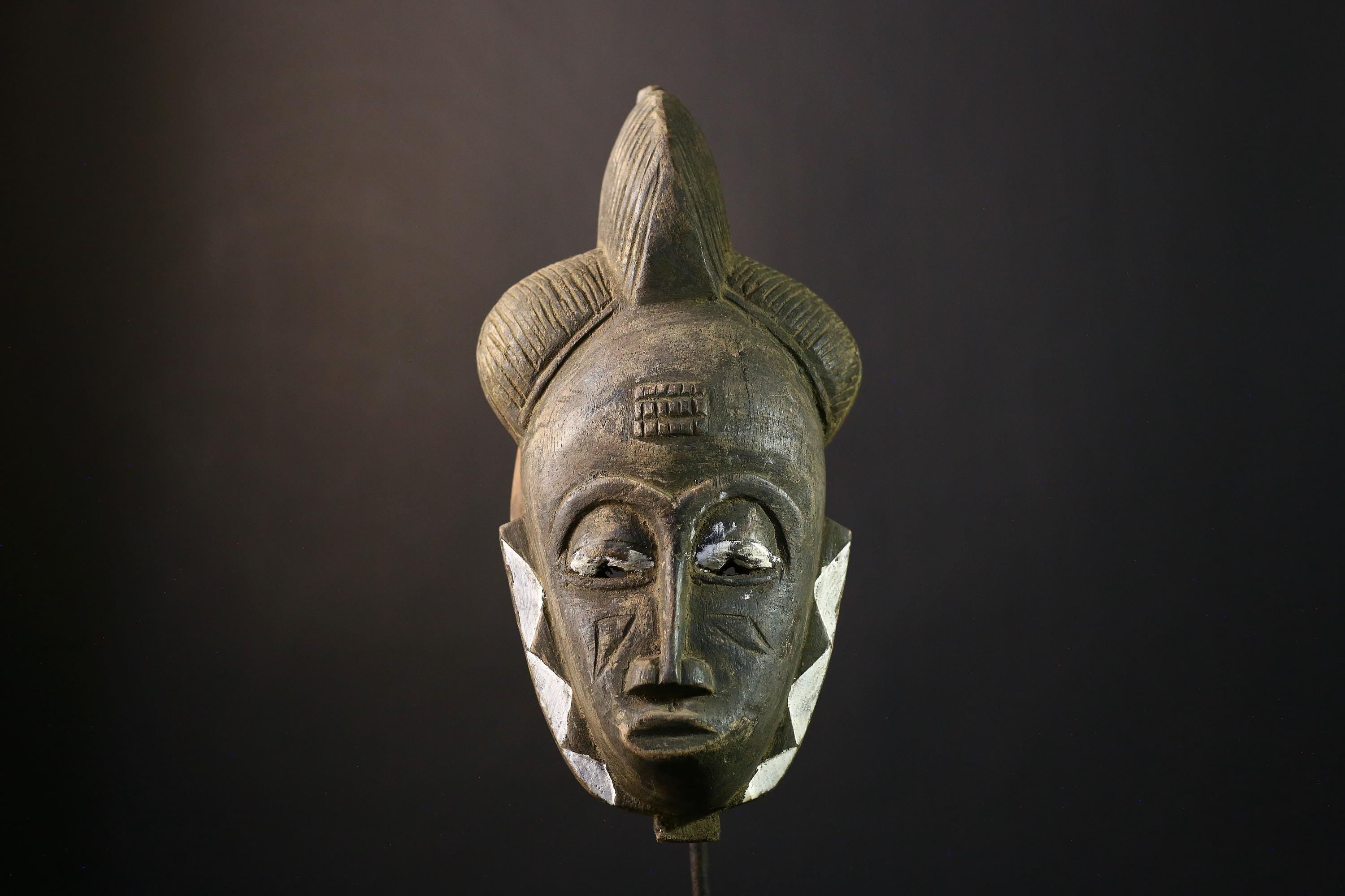 African Mask - Vintage Hand-Carved Guro Wooden Wall Decor - Unique Tribal Art Piece for Ethnic Home Décor and Cultural Collectibles-8187