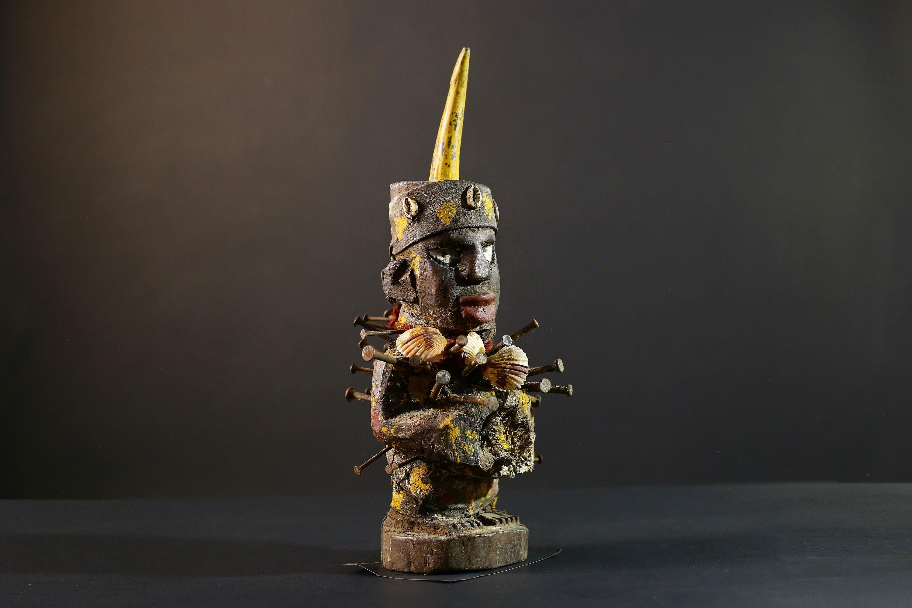 African Nkisi Nkondi power statue nailed fetish figure Congo tribal protector carved wood yellow shell charm justice ritual art decor-G5370