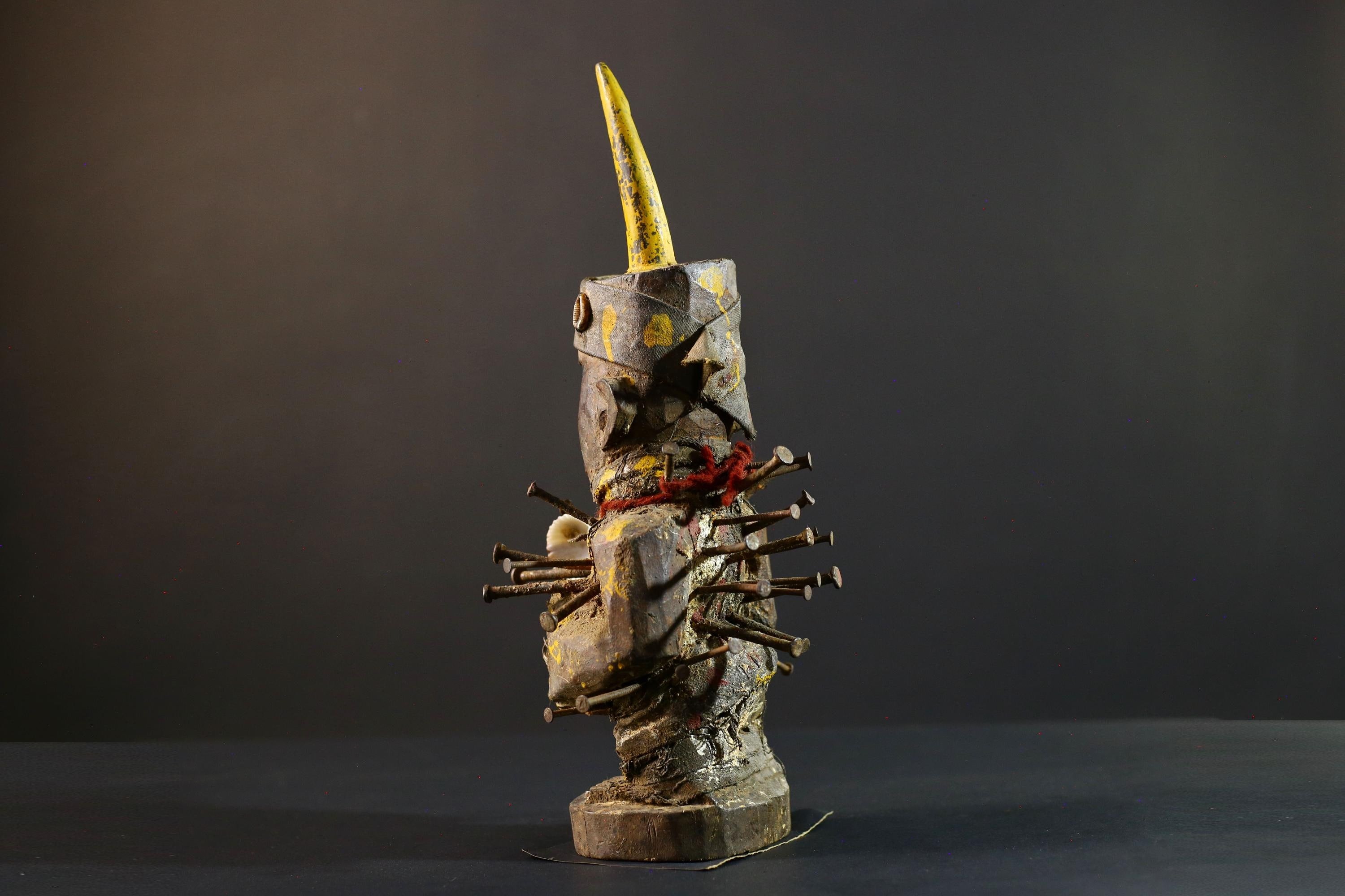 African Nkisi Nkondi power statue nailed fetish figure Congo tribal protector carved wood yellow shell charm justice ritual art decor-G5370