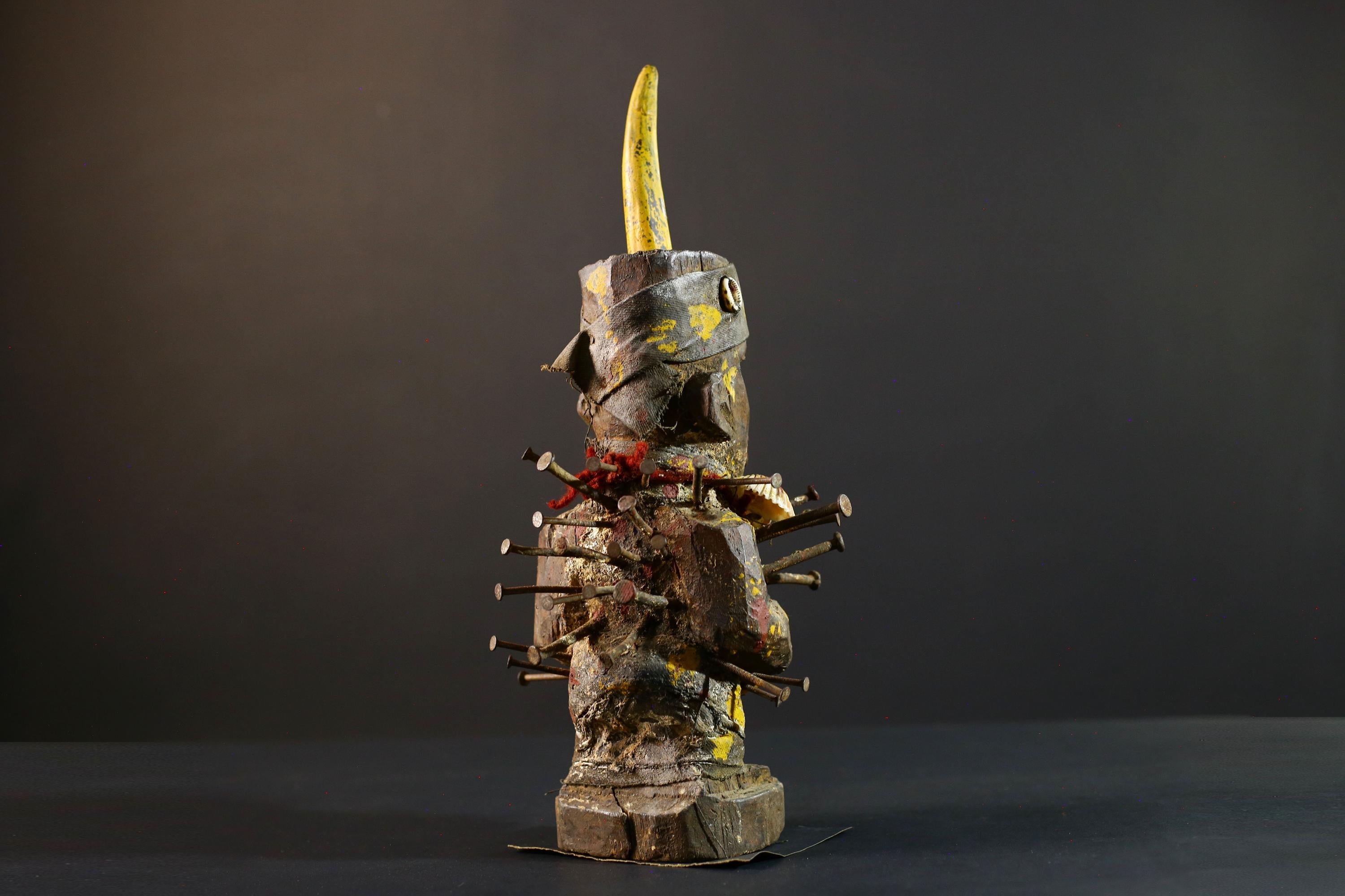 African Nkisi Nkondi power statue nailed fetish figure Congo tribal protector carved wood yellow shell charm justice ritual art decor-G5370