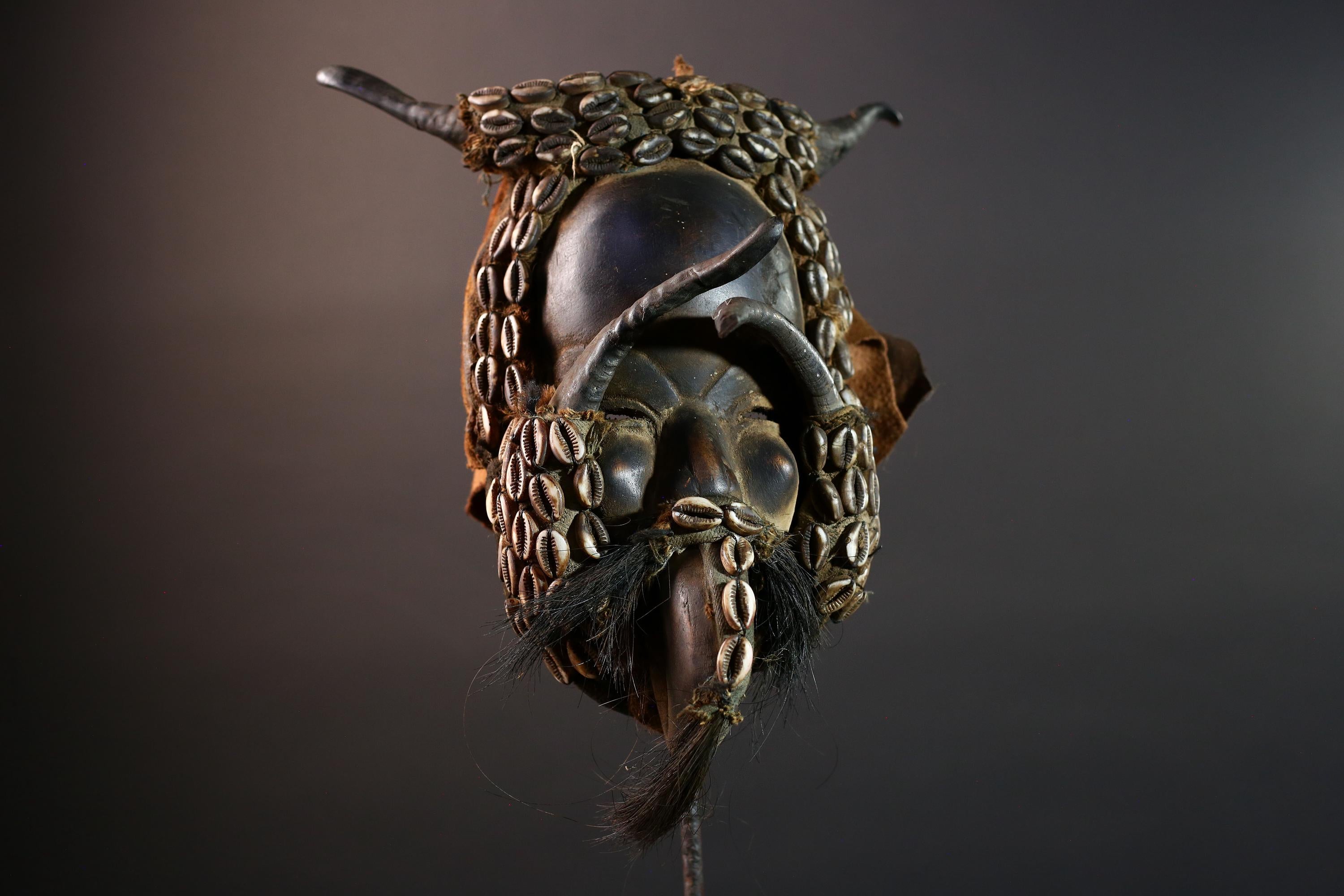 Africa Dan Cowrie Shell Mask Tribal Headdress Wood Carving Spirit Ritual Art Decor Cote d’Ivoire Authentic Folk Sculpture Wall Display-G5648