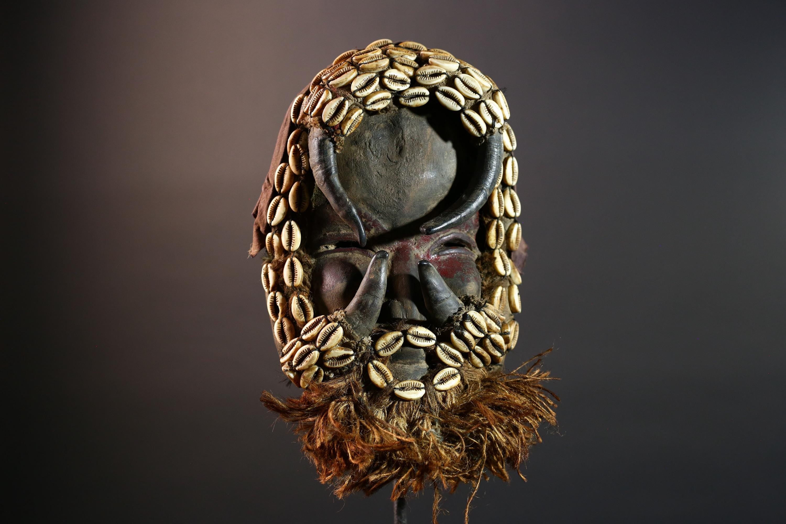 African Authentic Dan Cowrie Shell Mask Hand-Carved Wood Tribal Spirit Sculpture Wall Hanging Decor Folk Art Relic Côte d’Ivoire-G5647