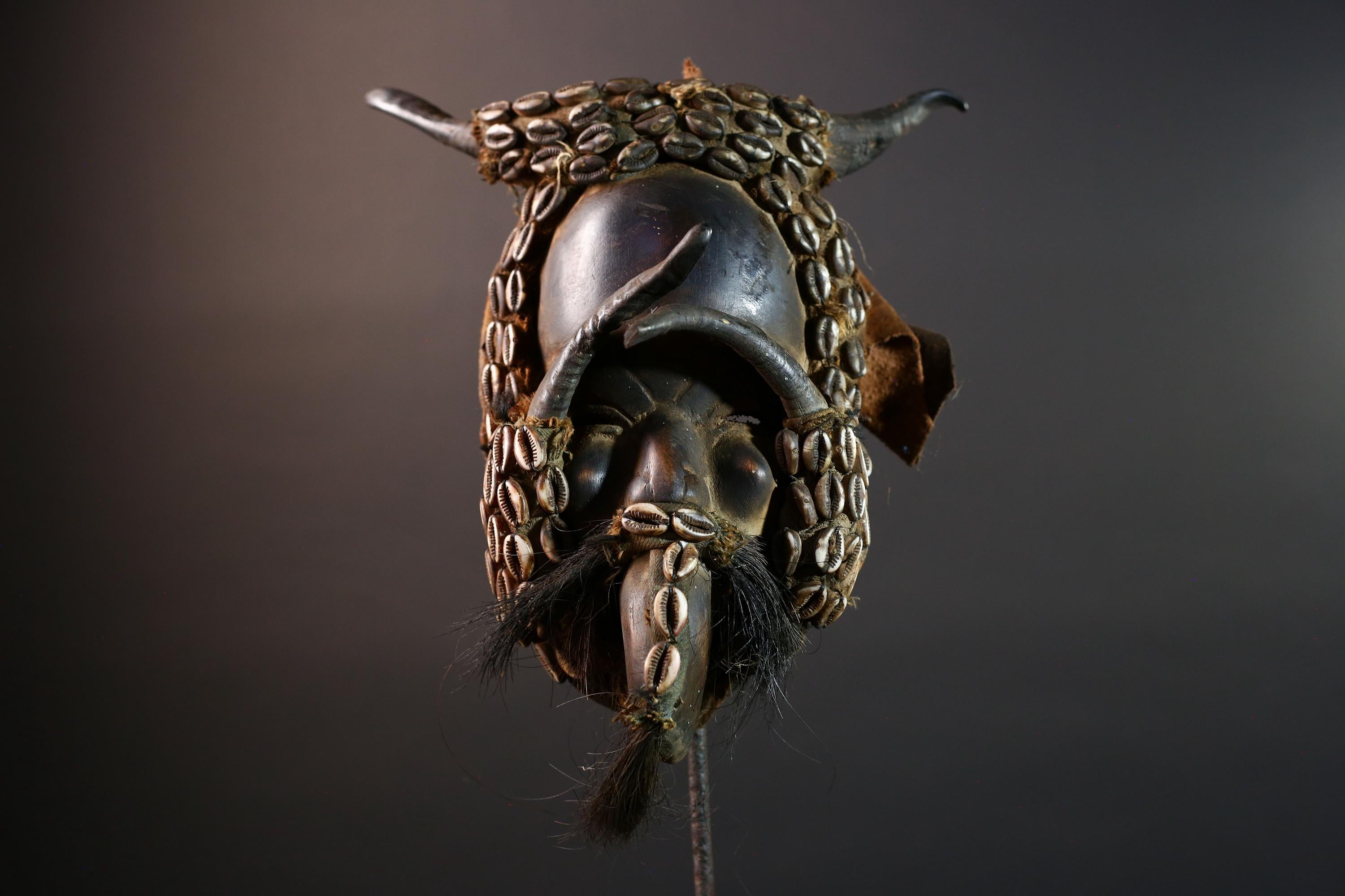 Africa Dan Cowrie Shell Mask Tribal Headdress Wood Carving Spirit Ritual Art Decor Cote d’Ivoire Authentic Folk Sculpture Wall Display-G5648